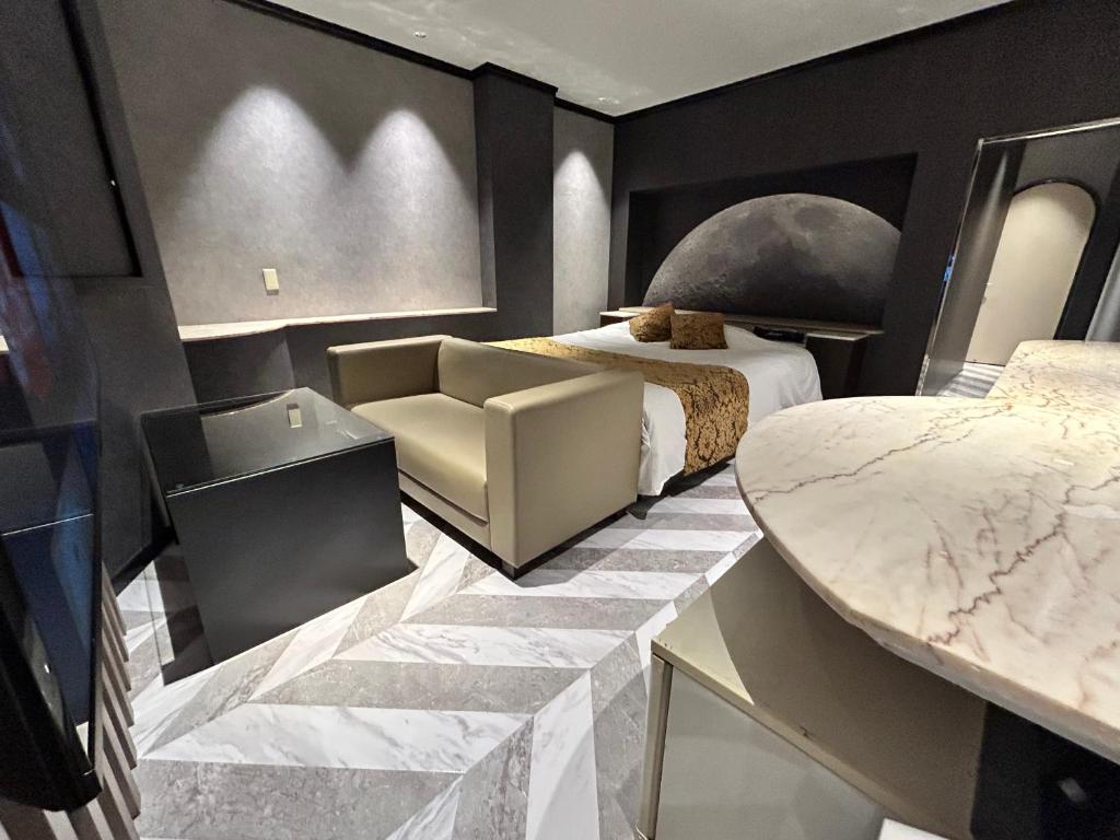 - une chambre avec deux lits, une chaise et une table dans l'établissement Hotel The Moon -Adult Only-, à Okayama