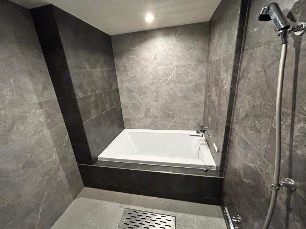 une salle de bain avec baignoire et douche dans l'établissement Hotel The Moon -Adult Only-, à Okayama