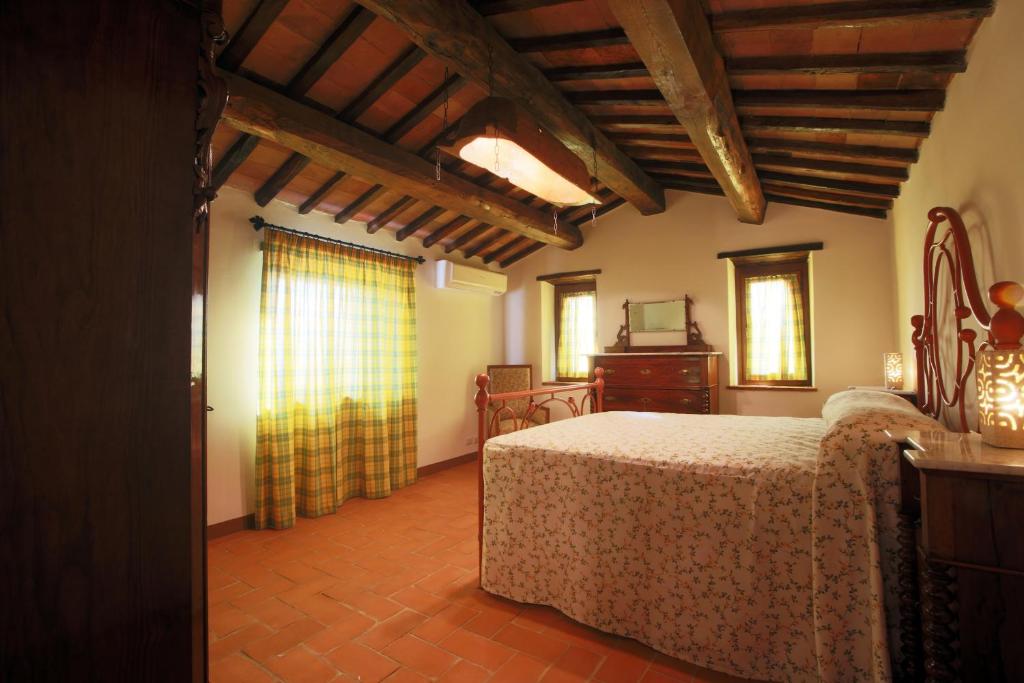 - une chambre avec un lit, une commode et des fenêtres dans l'établissement Tenuta Angelici Winery Agriturismo Henni with pool sauna and jacuzzi Cortona, à Cortone 32 autres photos