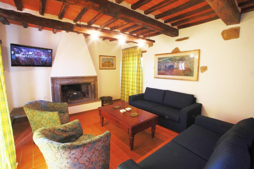 un salon avec un canapé et une cheminée dans l'établissement Tenuta Angelici Winery Agriturismo Henni with pool sauna and jacuzzi Cortona, à Cortone