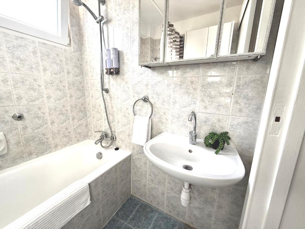 Onyx Beach Villa - Cozy 2BR - Walk to Beach 8