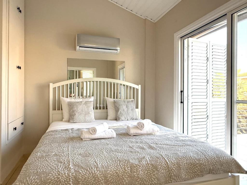 Onyx Beach Villa - Cozy 2BR - Walk to Beach 2
