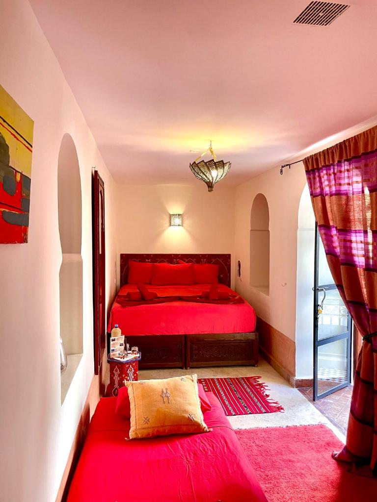 - une chambre avec un lit rouge et une fenêtre dans l'établissement Riad Prada, à Marrakech