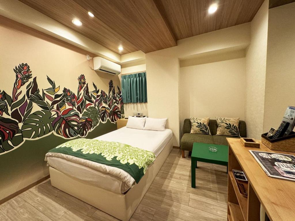 une petite chambre avec un lit et un canapé dans l'établissement Hotel La'i ローレル Adult only, à Tokyo