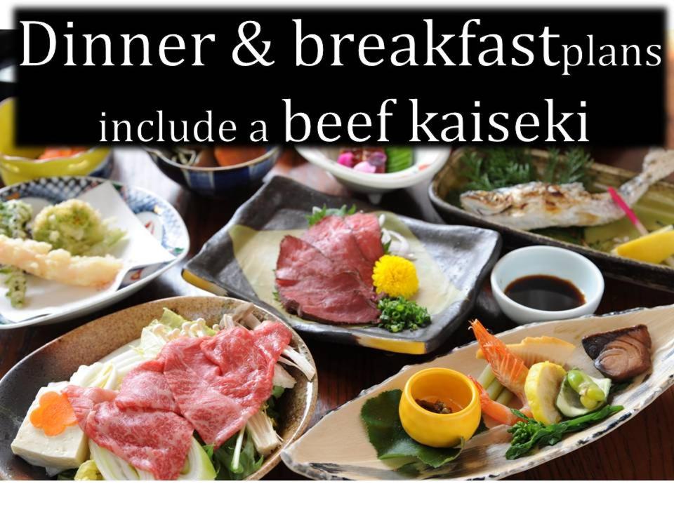 une table sur laquelle sont posées des assiettes contenant différents aliments dans l'établissement Kurokawa Onsen Oku no Yu, à Minamioguni