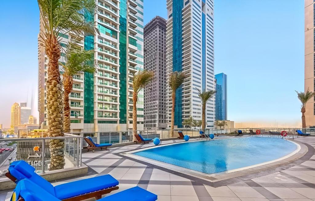 Luxury 2BR Apt with Sea View, Pool & Gym - Torch Tower Dubai Marina