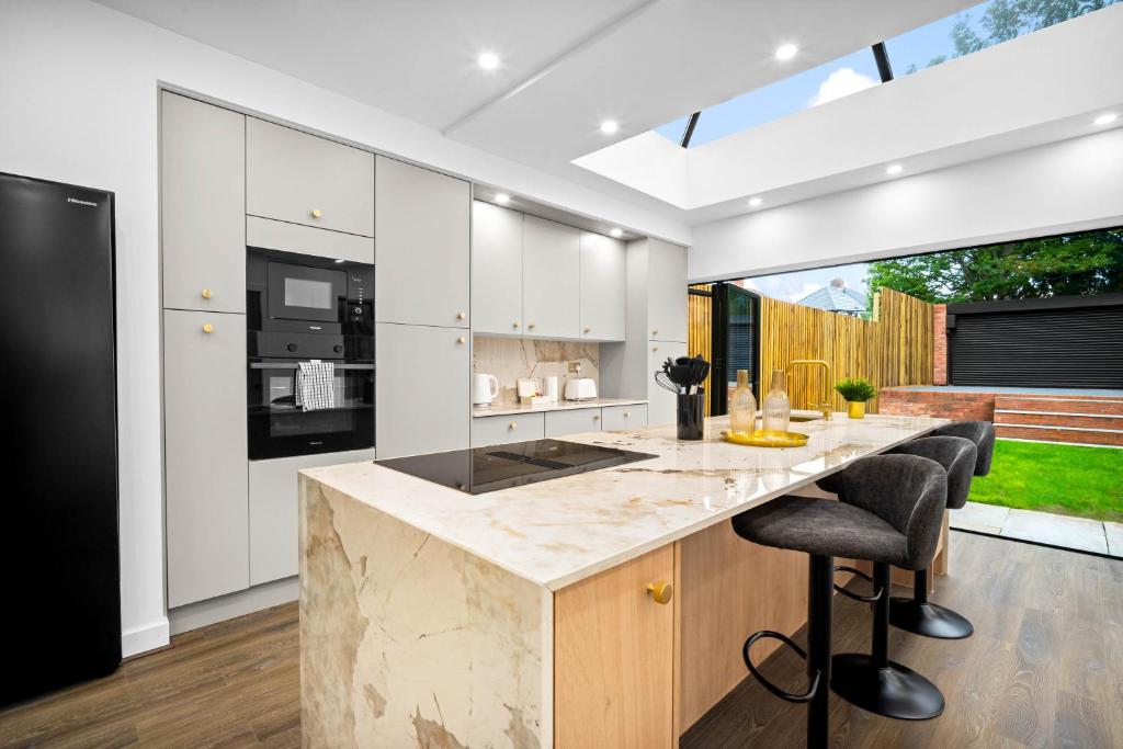Exceptional 4 Bedroom House - Garden - Netflix - Parking 154R 2