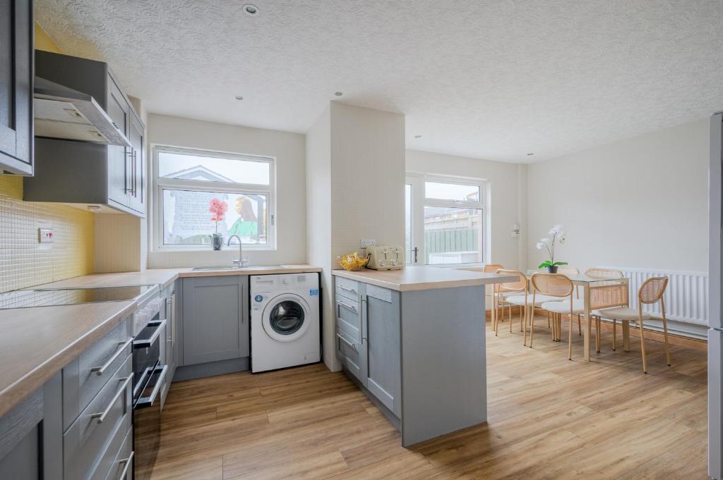 Anjore House - Modern Home walking to City Centre with Parking 4
