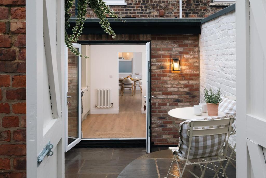 Number 20-free parking and walking distance into York 4