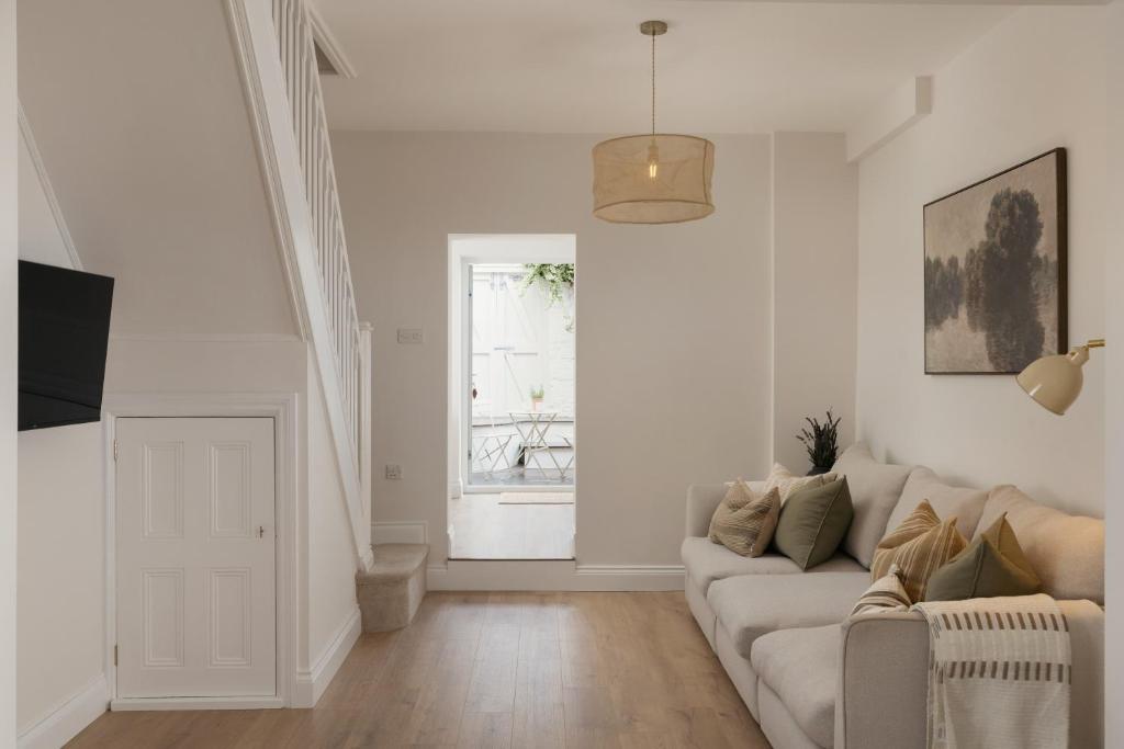 Number 20-free parking and walking distance into York 5