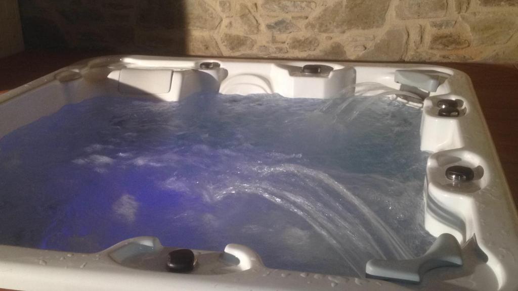 d'un bain à remous avec de l'eau bleue. dans l'établissement Tenuta Angelici Winery Agriturismo Henni with pool sauna and jacuzzi Cortona, à Cortone
