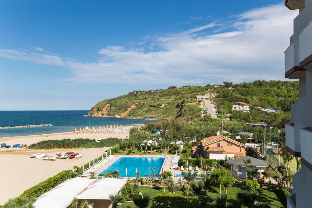 - une vue sur la plage et un complexe avec une piscine dans l'établissement Hotel Mara, à Ortona