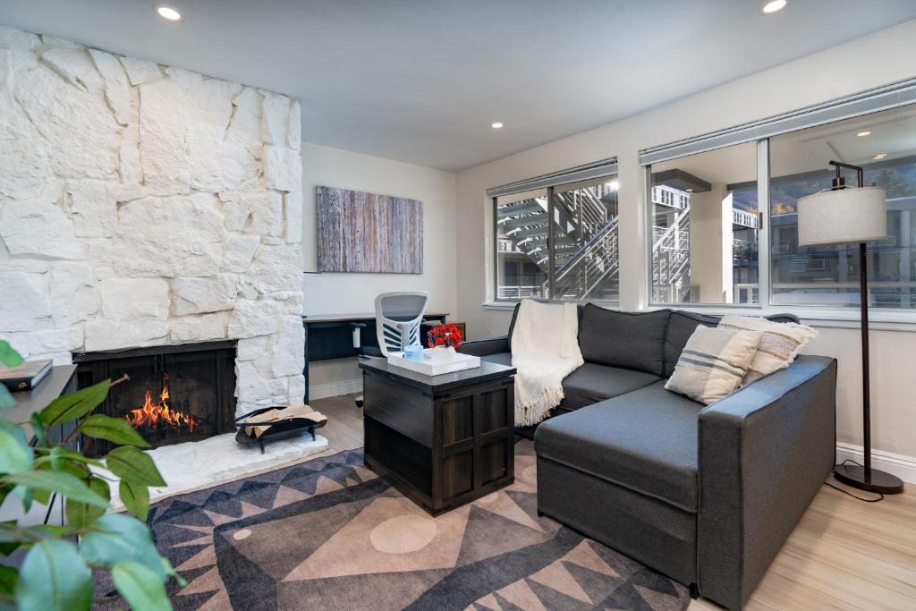 2BR Aspen Condo Close to Gondola Heated Pool
