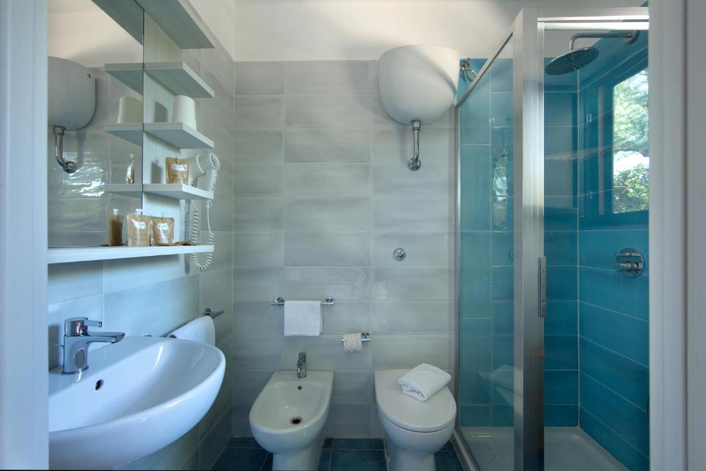 une salle de bain avec un lavabo, des toilettes et une douche dans l'établissement Torre San Vito Beach Hotel 3s, à Gaète 120 autres photos