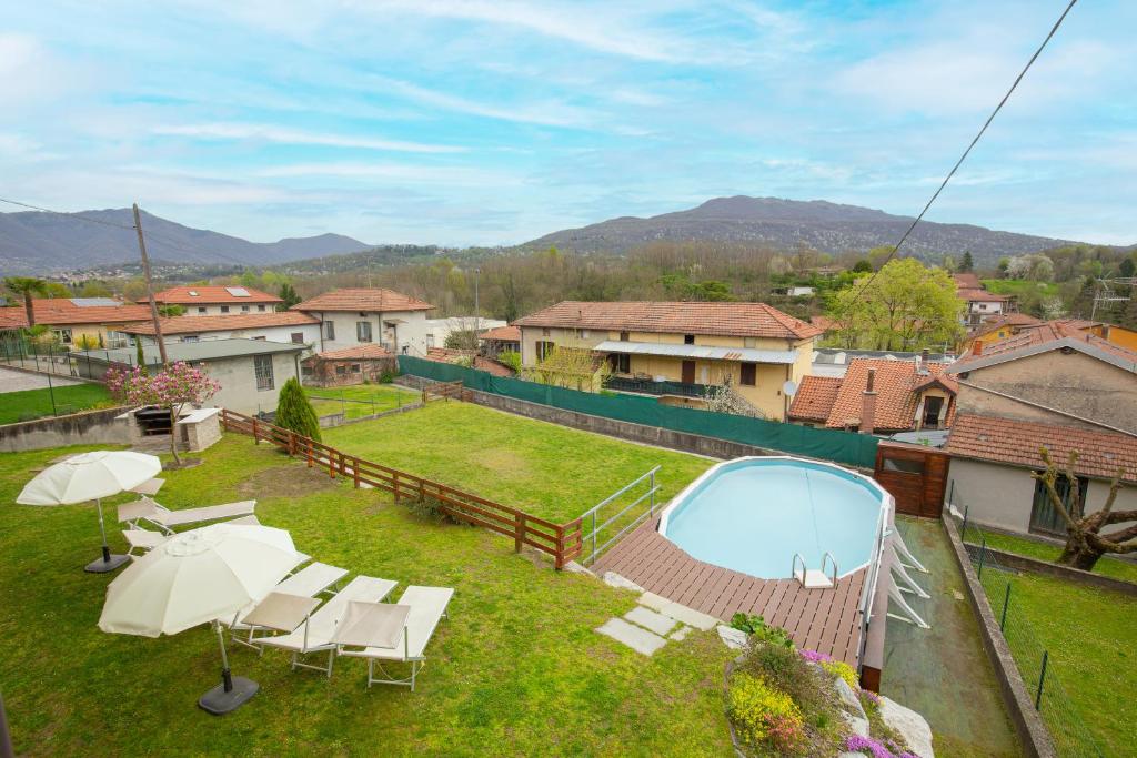 - une vue sur une cour avec des chaises et une piscine dans l'établissement Villa Laura Private Pool and Garden - Happy Rentals, à Besozzo