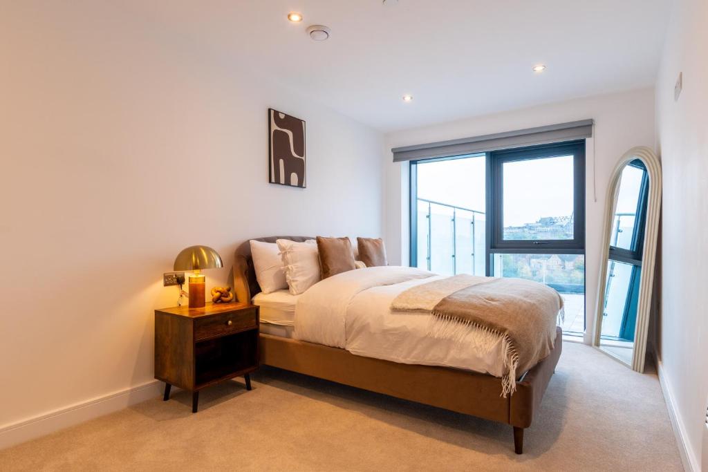 Modern City Centre Flat with Terrace, Parking & Long Stay Friendly 2