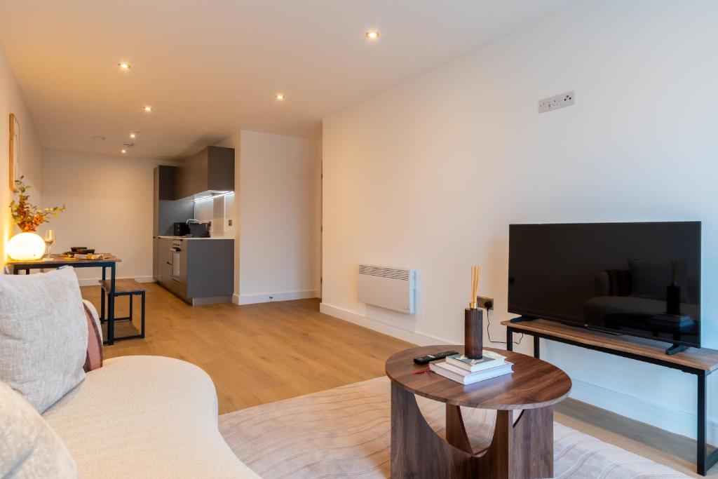 Modern City Centre Flat with Terrace, Parking & Long Stay Friendly 8