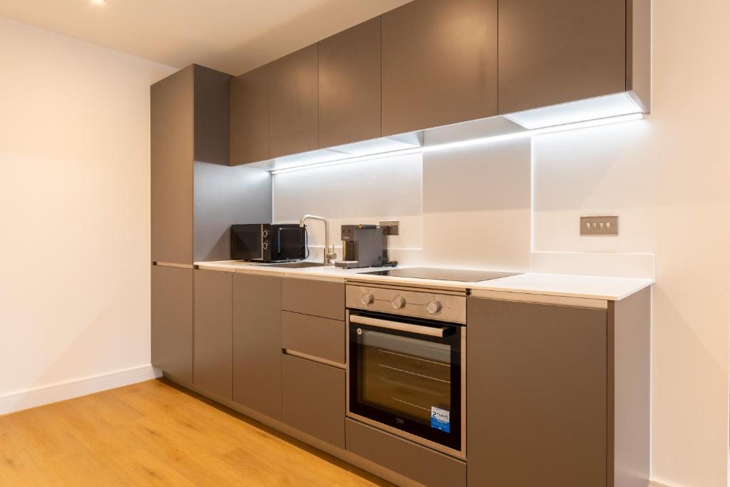 Modern City Centre Flat with Terrace, Parking & Long Stay Friendly 7