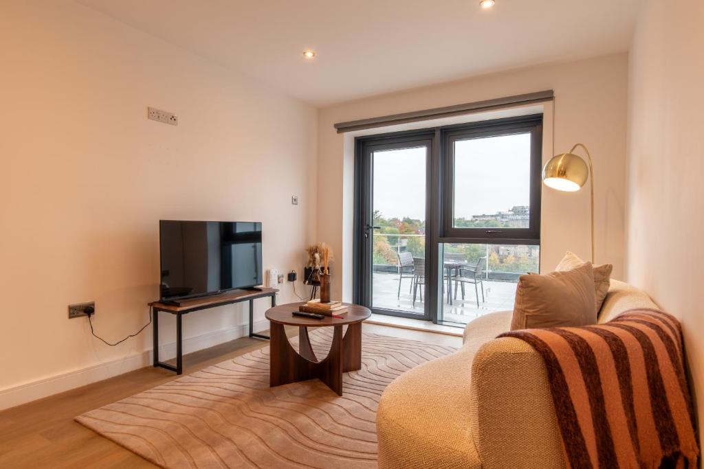 Modern City Centre Flat with Terrace, Parking & Long Stay Friendly 5