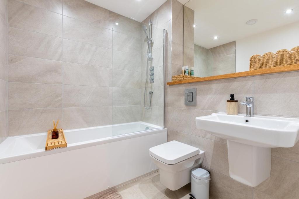 Modern City Centre Flat with Terrace, Parking & Long Stay Friendly 3