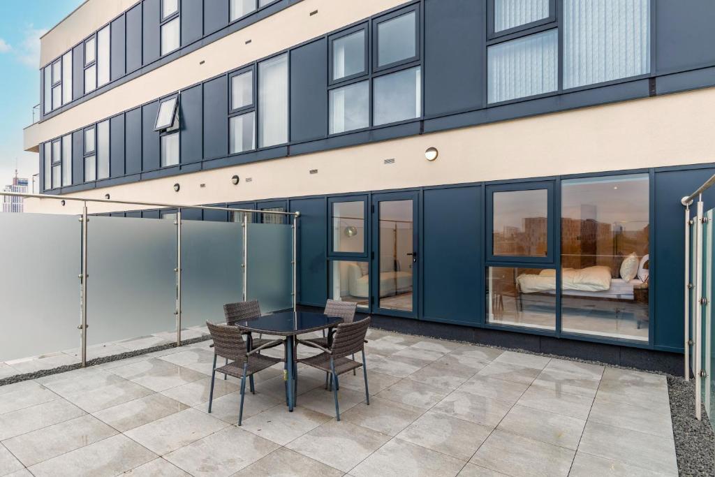 Modern City Centre Flat with Terrace, Parking & Long Stay Friendly 6