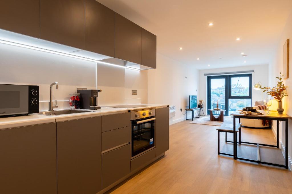 Modern City Centre Flat with Terrace, Parking & Long Stay Friendly 4