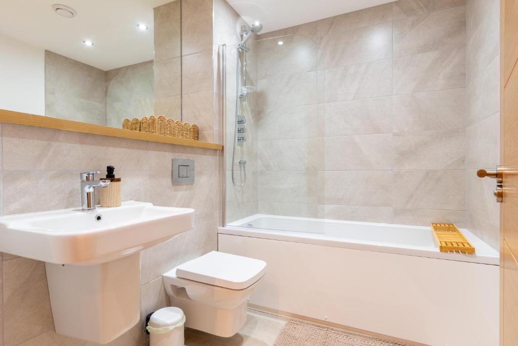 Spacious 2-Bed Apartment, Free Parking & Contractor Friendly 8