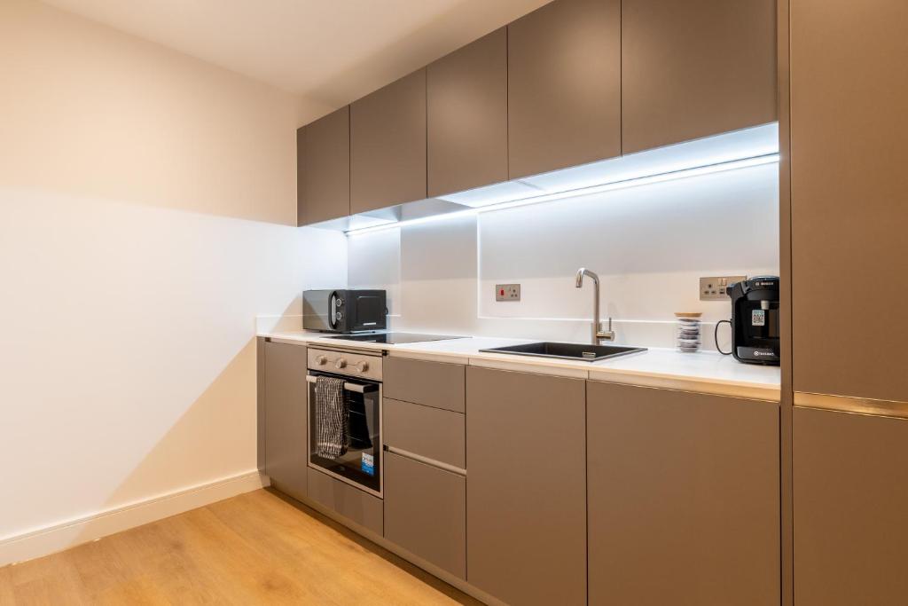 Spacious 2-Bed Apartment, Free Parking & Contractor Friendly 4