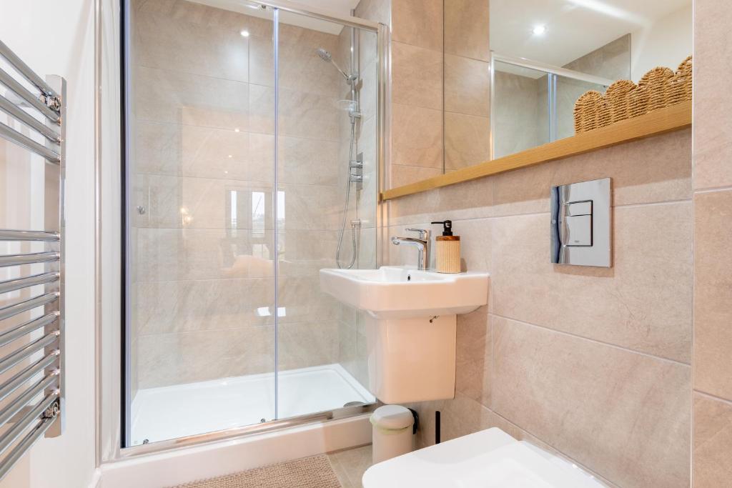 Spacious 2-Bed Apartment, Free Parking & Contractor Friendly 3