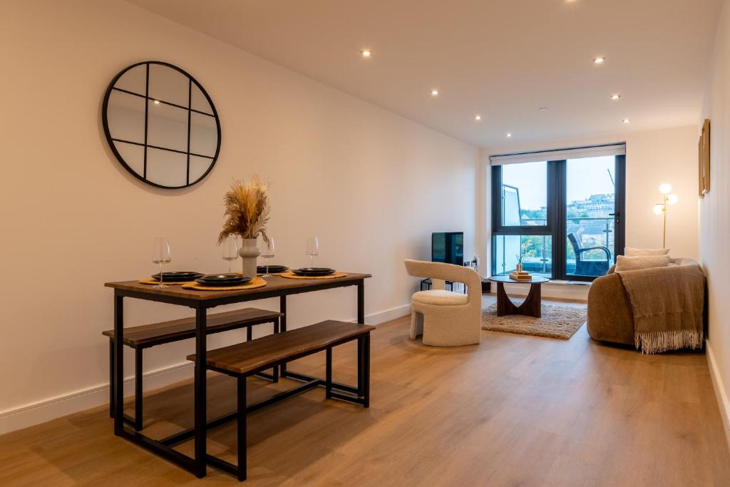 Spacious 2-Bed Apartment, Free Parking & Contractor Friendly 5