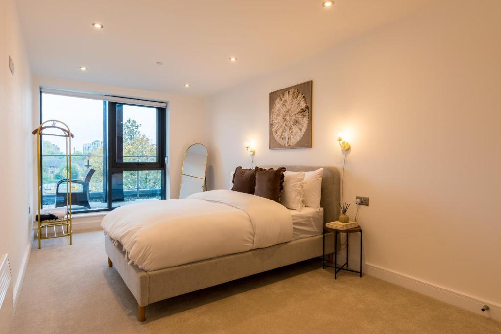 Spacious 2-Bed Apartment, Free Parking & Contractor Friendly 2