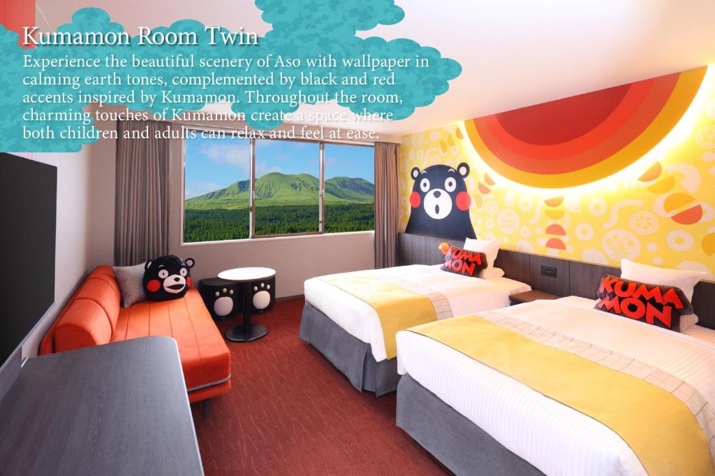 une chambre d'enfants avec deux lits et une chambre panda dans l'établissement Kamenoi Hotel Aso Park Resort, à Aso