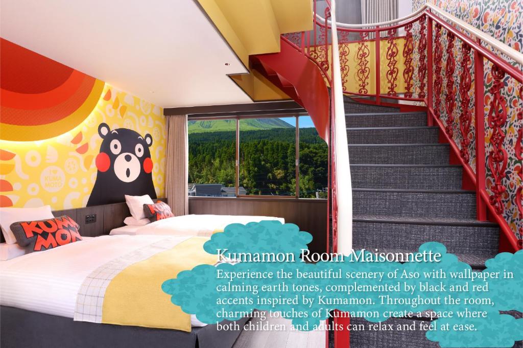 - une chambre dotée d'un lit avec un ours dans l'établissement Kamenoi Hotel Aso Park Resort, à Aso