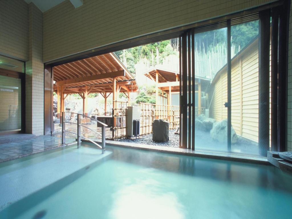 - une piscine vide dans une maison avec fenêtres dans l'établissement Hakonenomori Okada, à Hakone