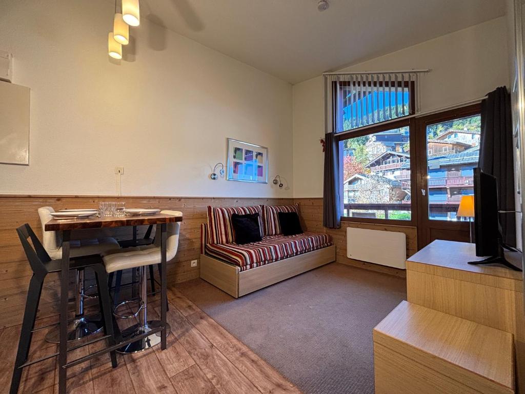 un salon avec un canapé et une table dans l'établissement Résidence Britania Clés Blanches, à La Tania