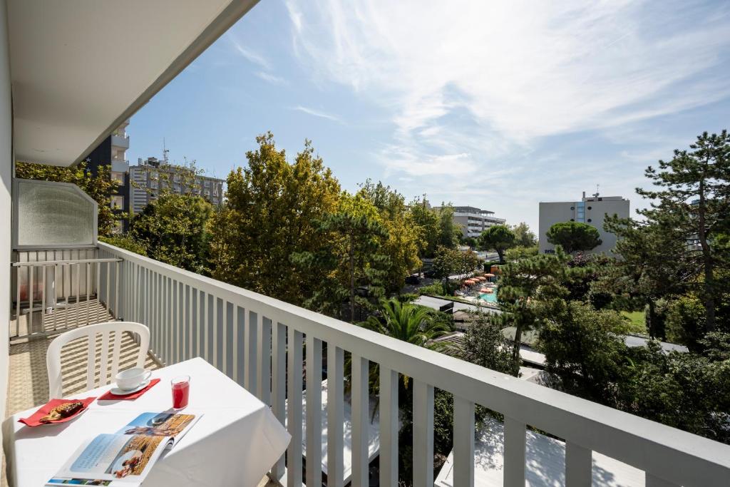 un balcon avec une table et une vue sur une ville dans l'établissement Aparthotel Pineda, à Bibione