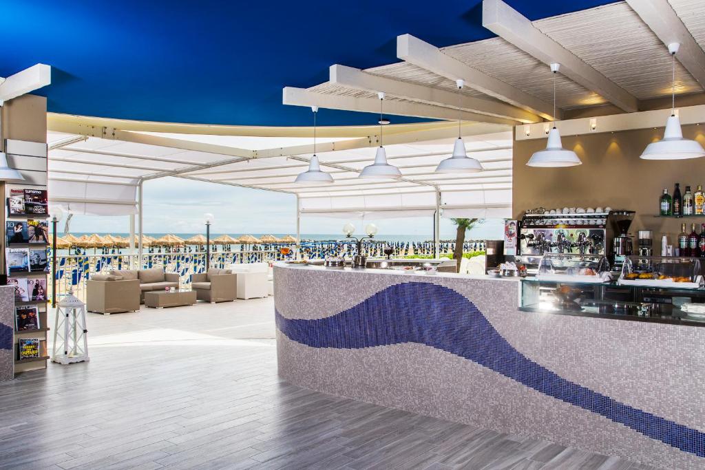 un bar avec vue sur l'océan dans l'établissement Hotel Mara, à Ortona