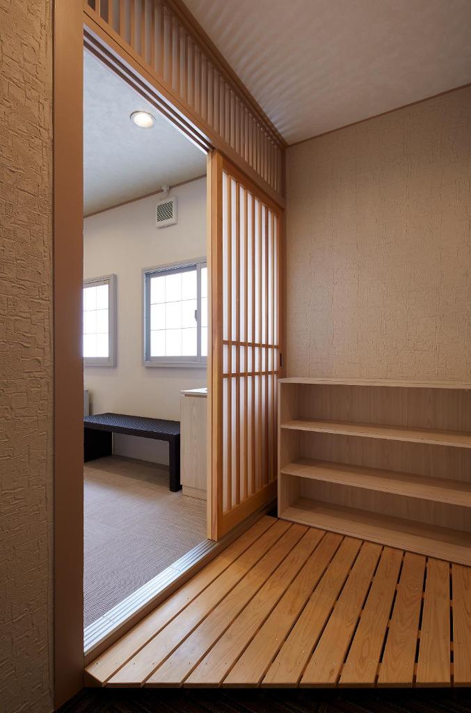 une pièce vide avec une grande fenêtre et une table dans l'établissement Wakamatsu Honten, à Narita