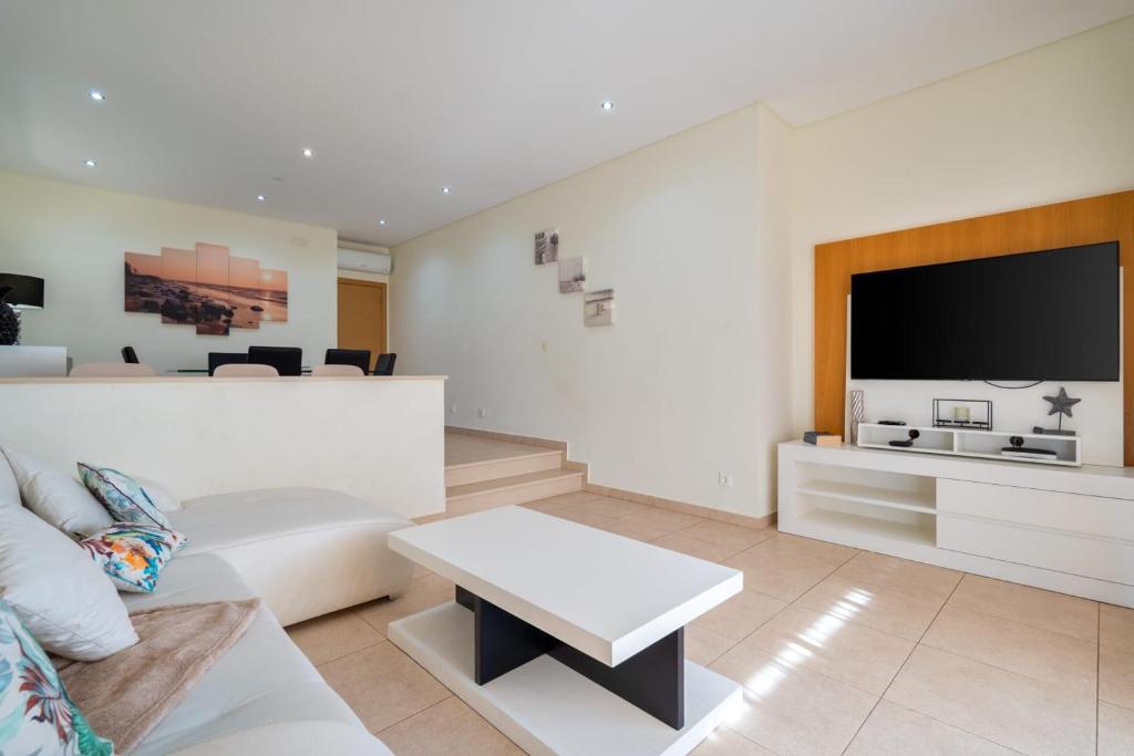 Stunning Villa with Pool 3