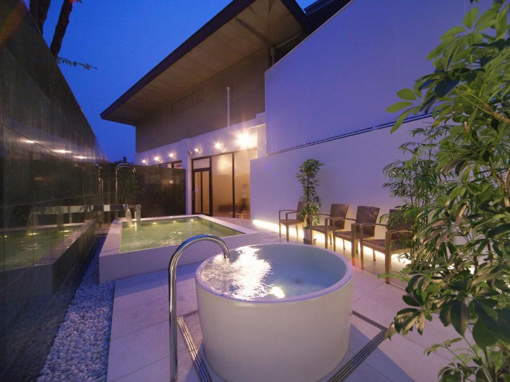 une baignoire installée au-dessus d'une maison dans l'établissement Yamamura Bekkan, à Nagato 10 autres photos