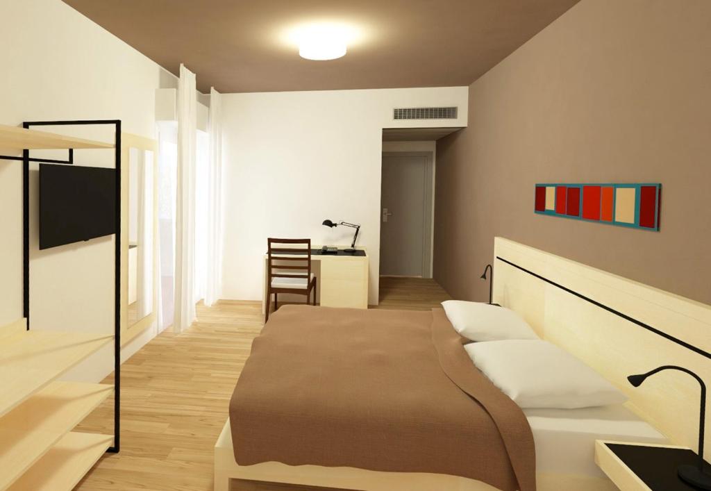 une chambre avec un lit et une télévision dans l'établissement Hotel La Pergola Dependance, à Lignano Sabbiadoro