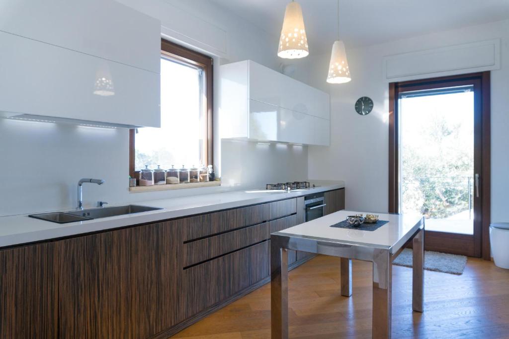 une cuisine avec un évier et une table à l'intérieur dans l'établissement Villa Modigliani, à Casarano