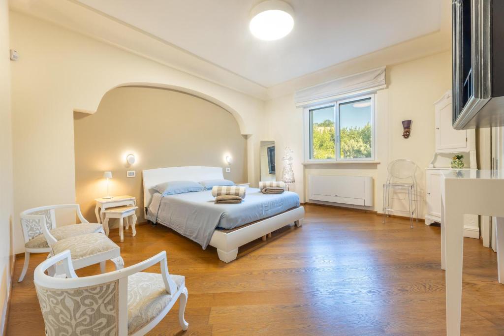 une chambre avec un lit, une table et des chaises dans l'établissement Villa Modigliani, à Casarano