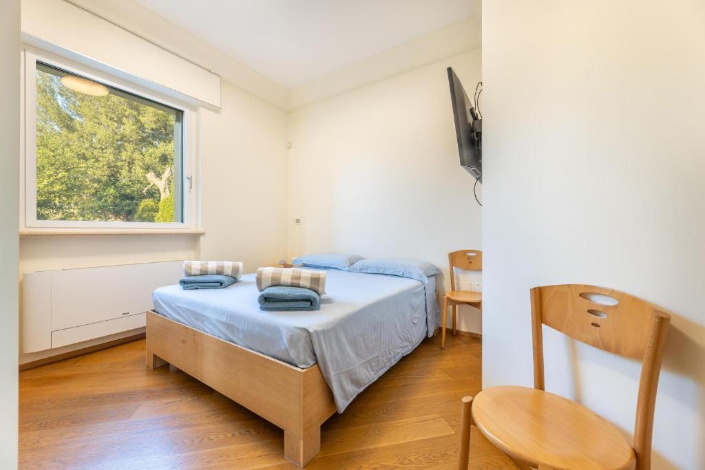 une chambre avec deux lits et une fenêtre dans l'établissement Villa Modigliani, à Casarano 38 autres photos