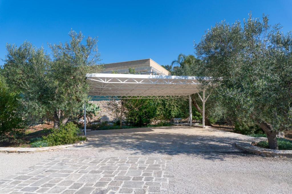un pavillon dans un parc arboré et un bâtiment dans l'établissement Villa Modigliani, à Casarano