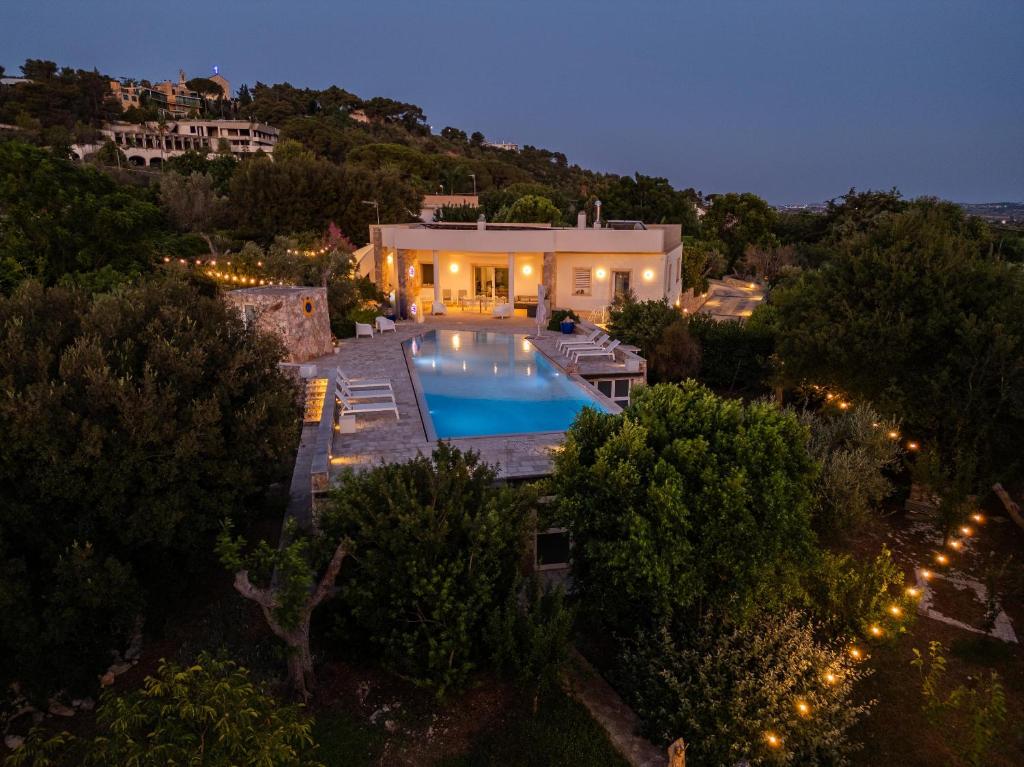 une vue aérienne d'une maison avec piscine dans l'établissement Villa Modigliani, à Casarano