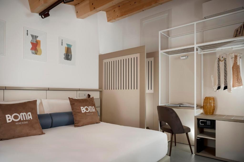 une chambre avec un lit, un bureau et une chaise dans l'établissement BOMA Prime Rooms, à Civitanova Marche