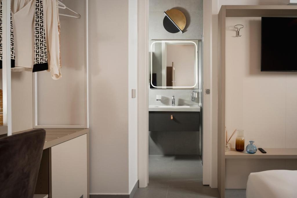 une salle de bain avec un lavabo et un miroir dans l'établissement BOMA Prime Rooms, à Civitanova Marche