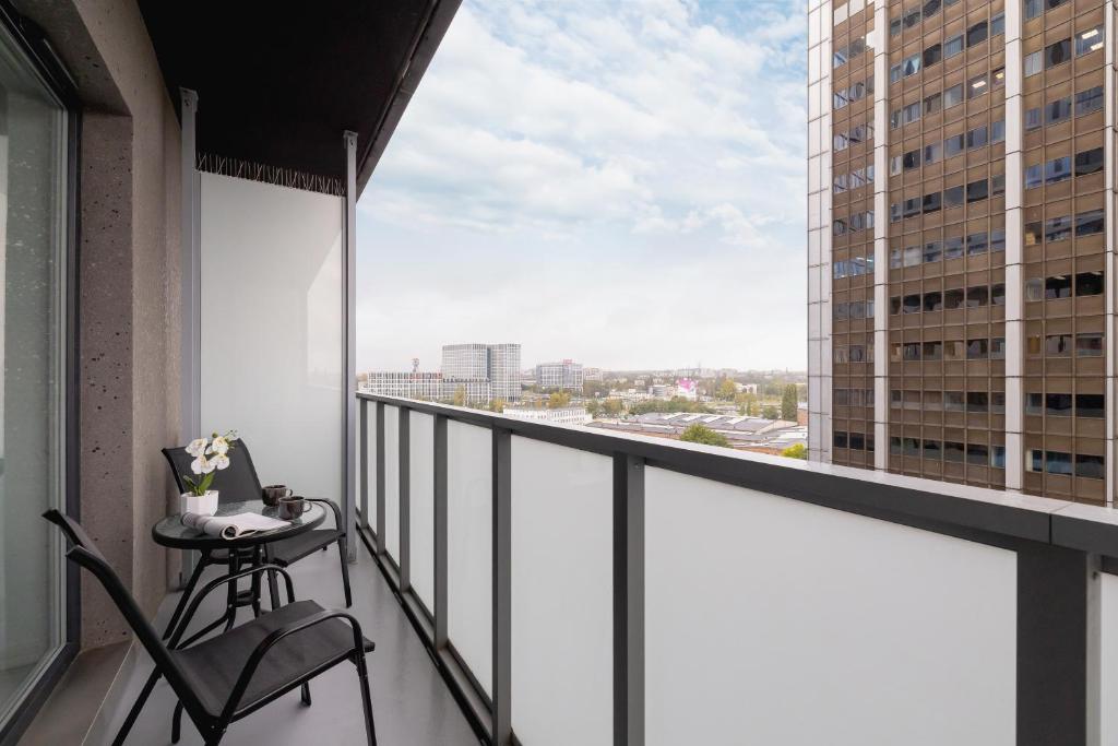 Eleganckie Apartamenty Zabrska z Parkingiem w Centrum Katowic Przy Rynku by Noclegi Renters 6