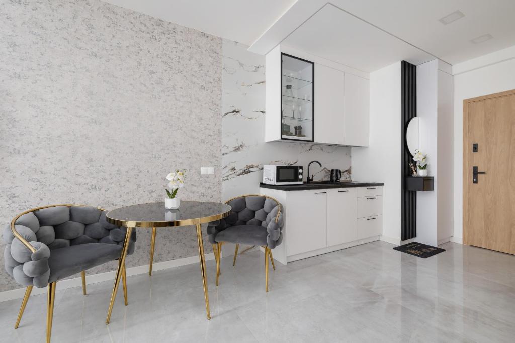 Eleganckie Apartamenty Zabrska z Parkingiem w Centrum Katowic Przy Rynku by Noclegi Renters 3